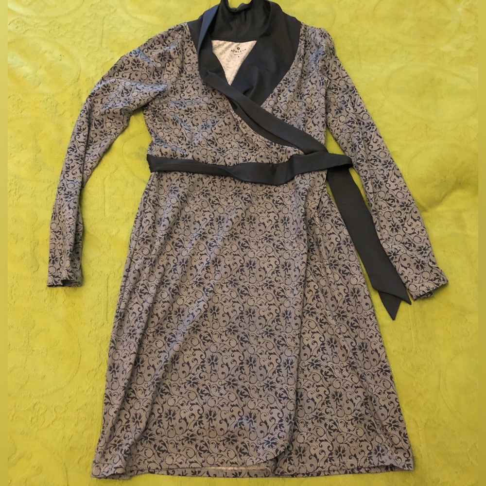 Athleta Gray patterned wrap dress. Size S.